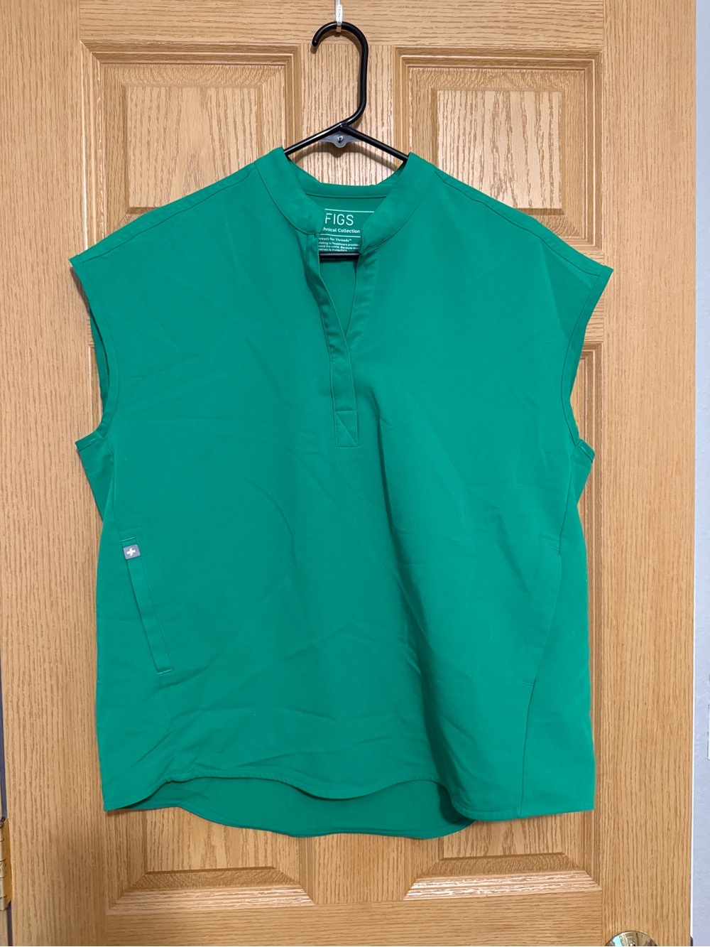 FIGS Women’s bright Green Sleeveless Scrub Top